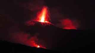 Erupţia vulcanului Etna a blocat zeci de mii de turişti: 1.000 de zboruri, anulate. Reacţia MAE