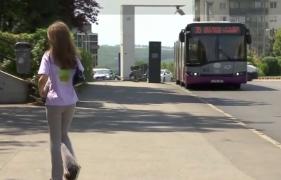 De la cheia de gât, la telefonul cu GPS. Cum s-a schimbat copilăria românilor și drumul elevilor spre școală
