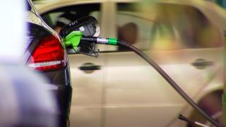 Carburanţii se ieftinesc de duminică. Cât vom plăti pentru un litru și cât economisim la un plin