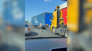 Accident teribil lângă București: mașină strivită între două TIR-uri. Șoferul a murit