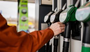 Cât economisesc șoferii la un plin de motorină după reducerea accizei