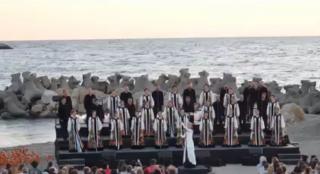 "Spectaculos, divin". Concertul Madrigal de la răsărit a adunat mii de oameni pe plajă, de Ziua Marinei