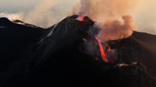 Un turist american a murit după ce a fost lovit de fulger în timp ce escalada vulcanul Etna, aflat în erupţie