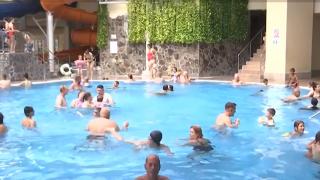 Canicula schimbă planurile turiștilor. În loc de trasee montane, mii de oameni aleg parcurile acvatice