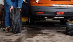 Pană fără roată de rezervă. Ce soluții ai și cât costă fiecare variantă