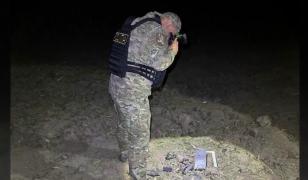 Crater de 2 m după explozia unei drone pe un câmp din R. Moldova. Avertismentul Maiei Sandu