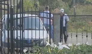 Cadavrul unui bătrân, descoperit de poştaş când a venit cu pensia. În casă mai era şi fiul alcoolic