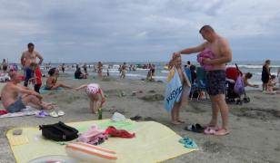 Vacanţa la mare, un test de rezistenţă pentru părinţi. Ce cară zilnic până la plajă
