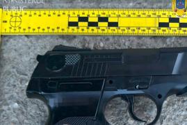 Adolescentă de 15 ani, împuşcată cu un pistol cu bile de un tânăr de 23 de ani, pe o stradă din Piteşti