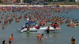 Reguli mai dure pe litoral. Ce amenzi riscă turiştii care intră în apă când este arborat steagul roșu