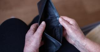 Momentul în care un bărbat din Caraş-Severin rămâne fără 5.000 de lei după o banală îmbrăţişare