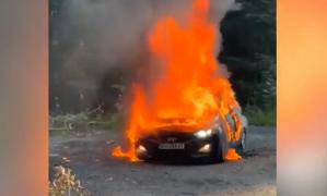 Maşină cuprinsă de flăcări pe DN1A, la Săcele. Şoferul a fost găsit mort în autoturism
