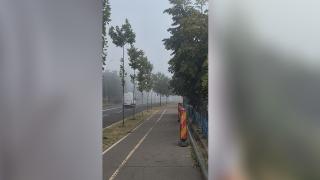 Locuitorii unui oraș din România s-au trezit dis de dimineață învăluiți de abur. Explicația unui fenomen rar