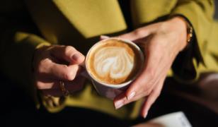 Tot mai mulți europeni preferă cafeaua făcută în casă. Cu cât a crescut preţul unei ceşti în restaurant