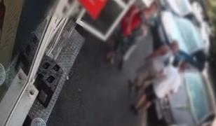 Momentul în care un bărbat îi fură portofelul unui pensionar, în plină zi, pe o stradă din București