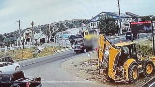 Momentul în care o femeie care traversa ilegal este lovită de camion, pe DN24. A murit pe loc