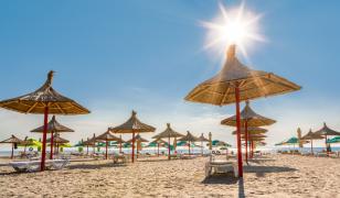 Cât pot economisi turiștii care merg acum pe litoral. Ofertele sunt cu până la 30% mai ieftine