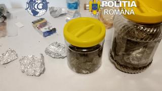 Poliţist de penitenciar, prins în flagrant cu 200 grame de cannabis. De 3 ani ar fi fost traficant de droguri
