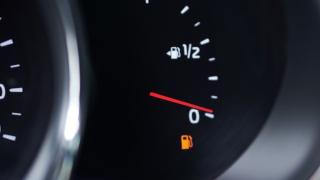 Şoferii, avertizaţi să nu mai meargă cu martorul de carburant aprins. Riscă reparaţii de mii de lei