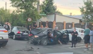 Tânăr de 17 ani, fără permis și băut la volan, a lovit 5 mașini în București. Trei persoane au fost rănite