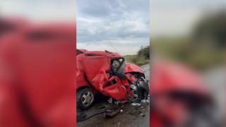 Bărbat de 55 de ani, mort într-un accident pe DJ 381. Mașina sa a lovit două TIR-uri