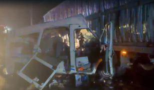 Accident cumplit pe Valea Oltului. Un șofer bulgar a murit după ce microbuzul său a lovit un TIR