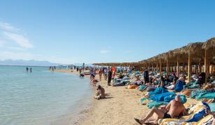 Peste jumătate dintre români nu îşi permit măcar o săptămână de vacanţă pe an. Cum încearcă să economisească