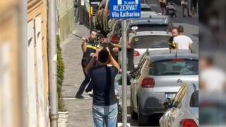 Polițiștii bătuți în centrul Brașovului de 5 scandalagii au nasul spart și răni la cap