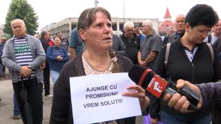 Grevă la fabrica de arme din Braşov. Angajaţii nu şi-au primit salariile, dar directorul nu vede o problemă