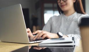 Șeful știe când iei pauză și ce site-uri deschizi. Ce poate urmări legal pe laptopul de serviciu