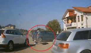 Momentul în care un băiat e aruncat de pe trotinetă, după ce este lovit de o maşină, în Văleni