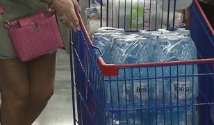 Cât a ajuns să coste o sticlă de apă la 2 litri în România. Italienii o cumpără la jumătate de preţ