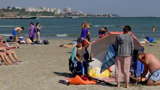 Ultimul weekend de vară la mare vine cu steag roșu și reduceri la cazare. Cât costă o noapte pe litoral