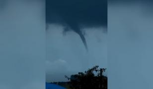 Imagini spectaculoase la Constanța. O trombă marină, asemănătoare unei tornade, a apărut în larg