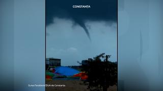 Furtunile violente au lovit în toată ţara. La Constanţa, o trombă marină a oferit imagini spectaculoase