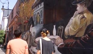 Orașul care și-a transformat zidurile în galerie. Doi artiști dau viață locurilor ignorate