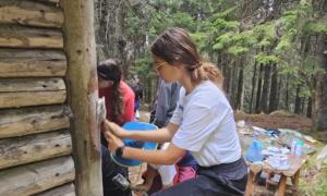 Tabără de ecologie în Retezat: 20 de elevi au făcut curăţenie după turiştii necivilizaţi