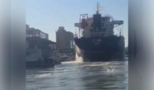 Incident naval în Tulcea. O navă de mari dimensiuni a lovit pontoane şi ambarcaţiuni. Momentul, filmat