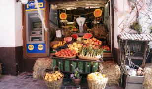 Fructul românesc cu producţie record, dar supermarketurile continuă să-l importe. În pieţe e 3,5 lei/kg