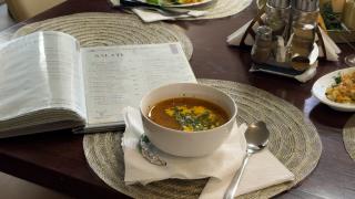 Scumpirile scurtează vacanțele. Românii mănâncă mai rar la restaurant și mai des la supermarket