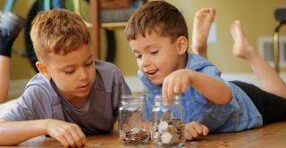 Lecții de educație financiară de la 6 ani. Copiii, recompensați pentru note bune sau treburi casnice
