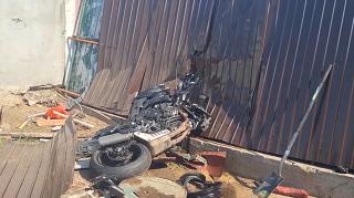 Motociclist bulgar, ucis într-un accident în Mehedinți. A fost aruncat peste gard, în curtea unei familii