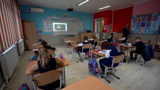 Noul an şcolar vine cu incertitudini: reguli nepublicate sau în modificare, profesori şi elevi nedumeriţi