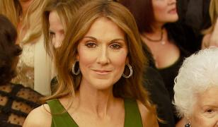 Celine Dion și-a surprins fanii la Paris și a cântat alături de ei. Artista revine pe scenă după 4 ani