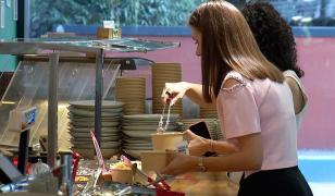 "Merdenele, pizza, o cafeluţă". Românii iau prânzul pe grabă cu ochii în monitor