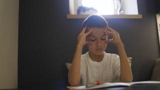 "Sindromul copilului grăbit". Cum explică psihologii legătura dintre copilul mereu pe fugă și adultul epuizat