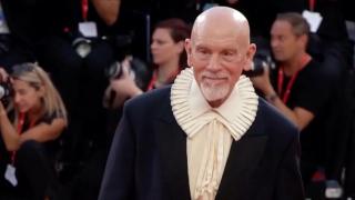 John Malkovich, emoționat până la lacrimi la Veneția. Filmul său a ridicat sala în picioare pentru 13 minute