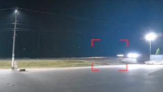 Momentul în care un șofer de 20 de ani pierde controlul mașinii și se răstoarnă. Doi tineri au ajuns la spital