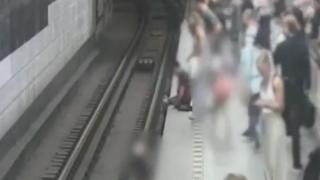 Momentul în care un copil de 7 ani cade la metrou, chiar înainte de sosirea trenului. Un călător sare după el