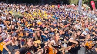 Copii de 4 ani și chitariști cu experiență, împreună pe aceeași scenă. Spectacol impresionant la Sibiu